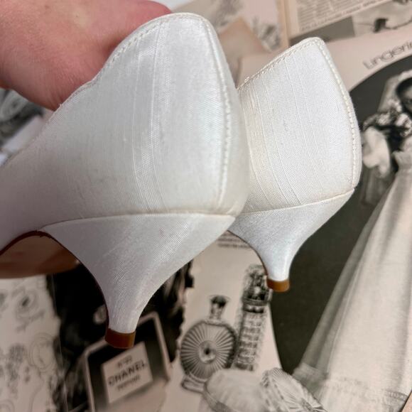 Vintage 80s Coloriffics White Satin Kitten Heels – Lace Bridal Wedding Shoes 7.5 - Picture 12 of 13